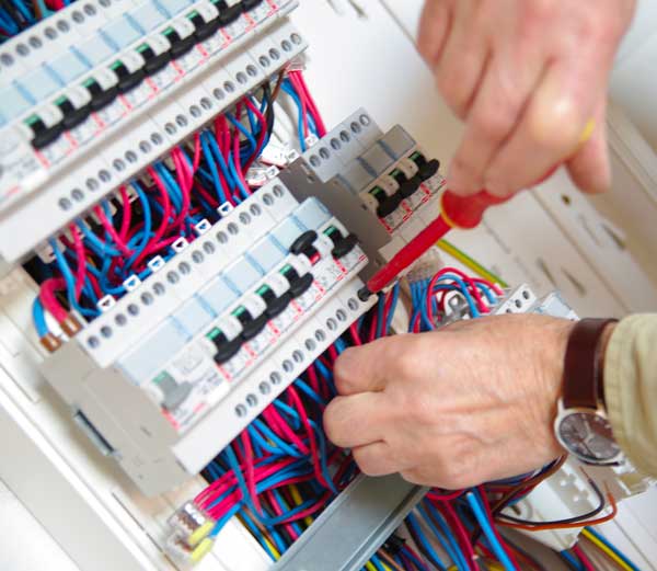 Serrage de tableau de répartition électrique à Saintes, Rochefort, Royan